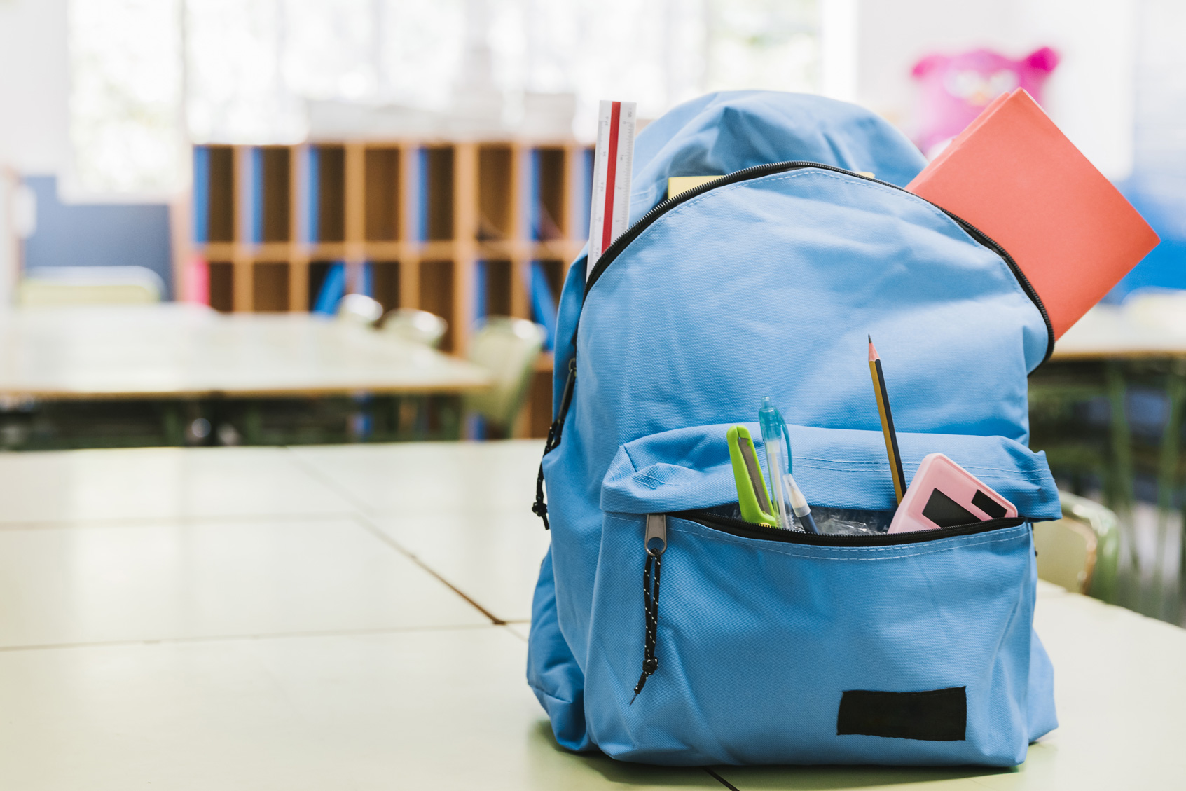 INIZIO SCUOLA blue-schoolchild-backpack-on-table.j